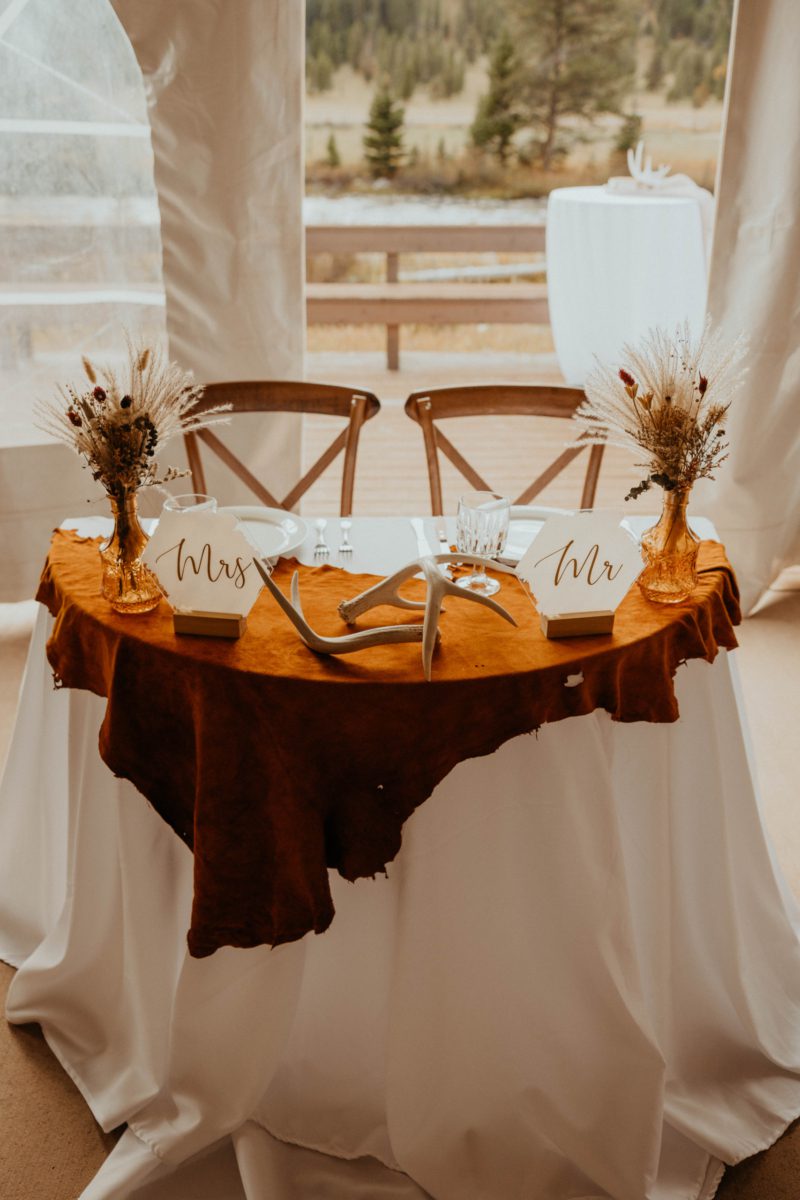 @meganfetterscreative Image of a Montana sweetheart table at a wedding reception.